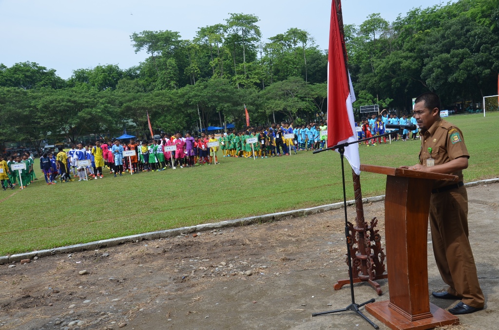 BUPATI LANGKAT BUKA TURNAMEN SEPAK BOLA PELAJAR KE-15 - Pemerintah